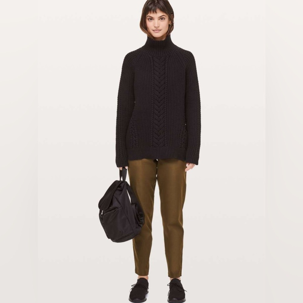 Lululemon Bring The Cozy Turtleneck
Black size 6